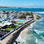Semesterbostad Dalia House, Frontbeach, Piscina,